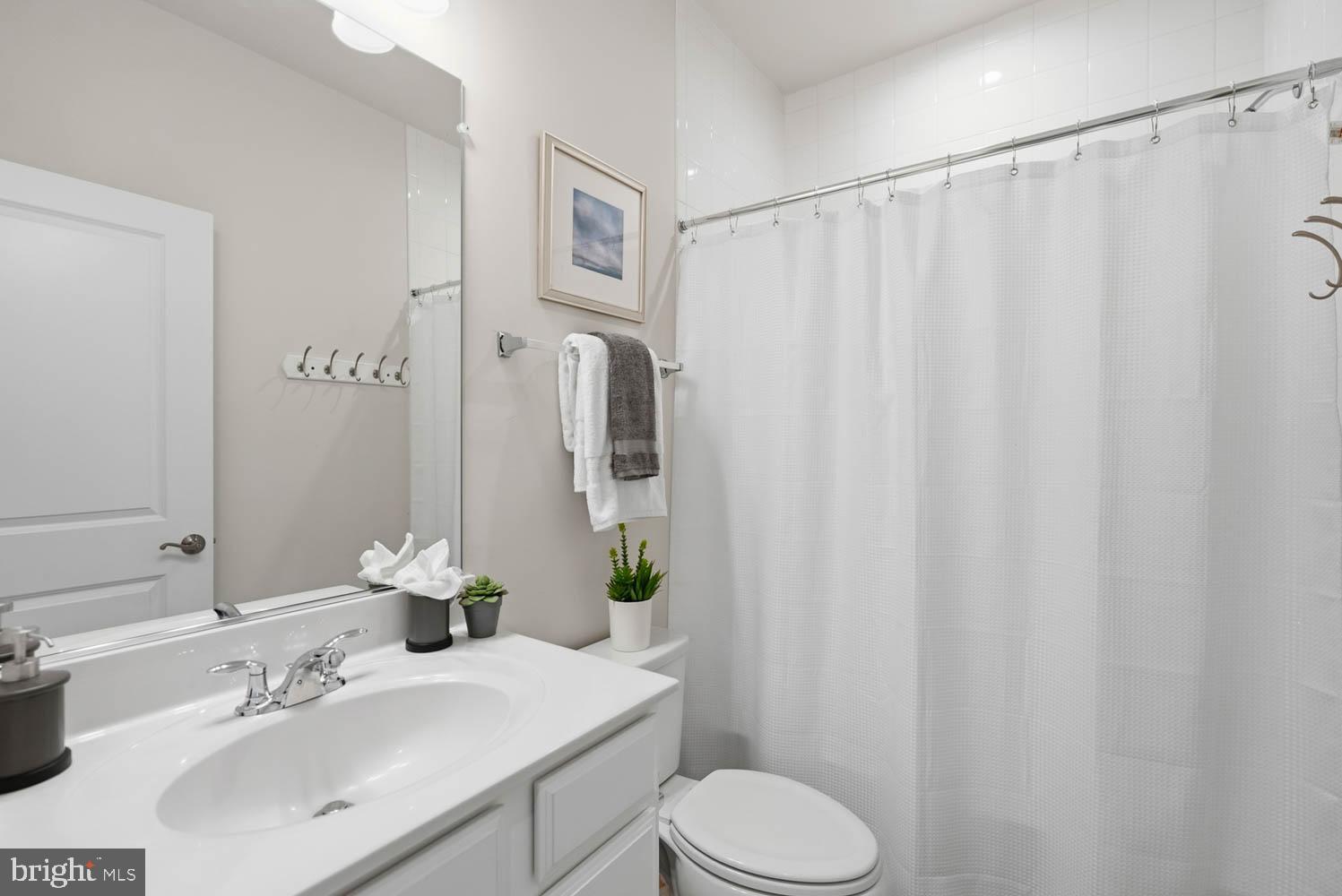 1601 Grove Chestnut Road Dumfries, VA 22026 - Photo 24 of 36 upstairs hall bath