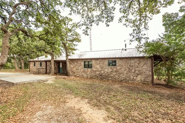 $950,000 | 722 Storey Road, Nocona, TX 76255