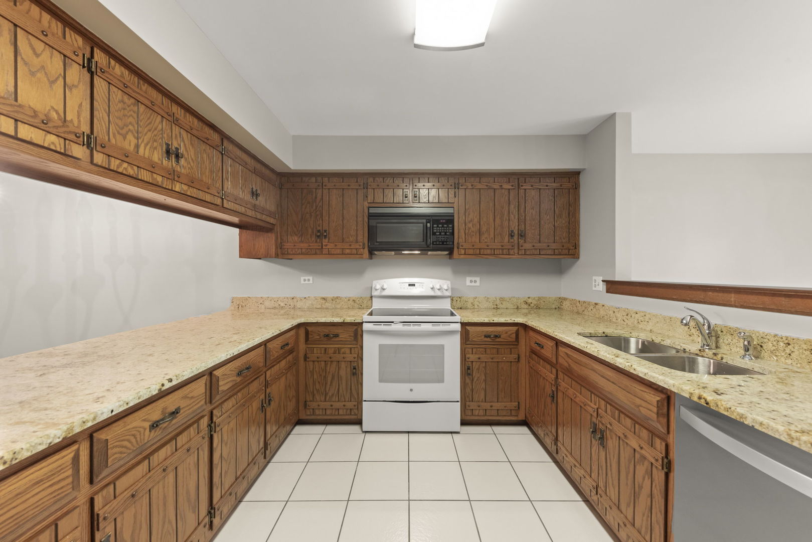 419 West Evergreen Street Wheaton, IL 60187 - Photo 10 of 35