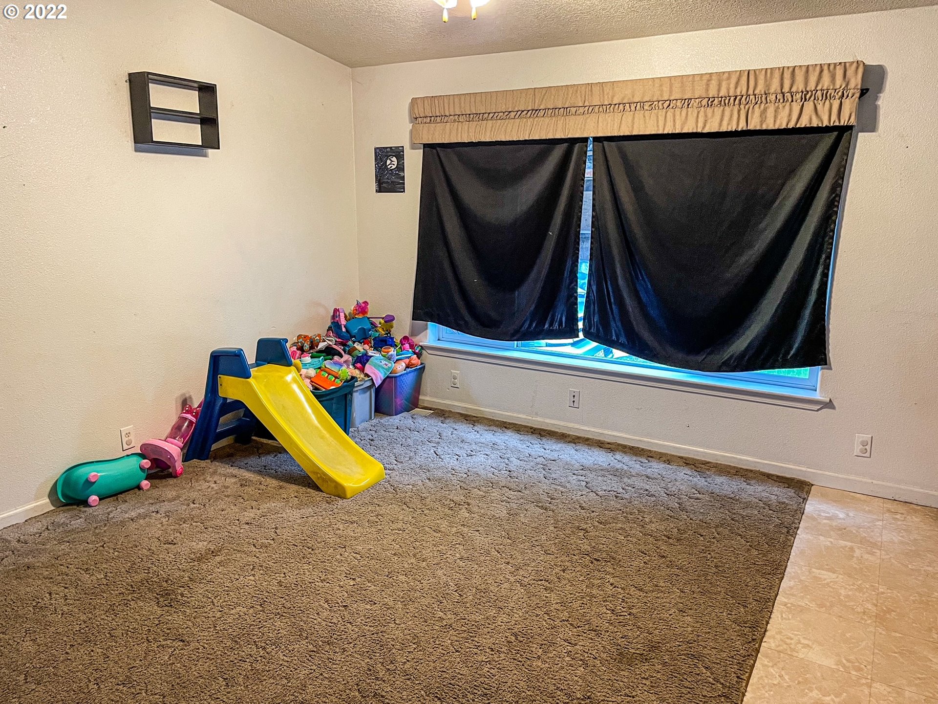 223 Neet Lane Riddle, OR 97469 - Photo 19 of 32 a living room with a couch