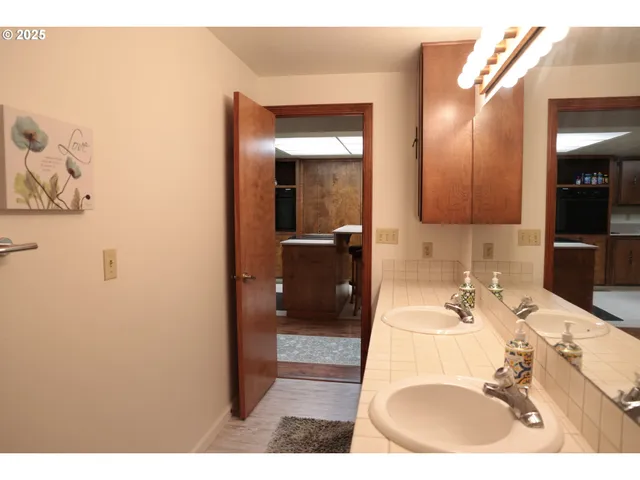 a en suite bathroom with a sink and a mirror