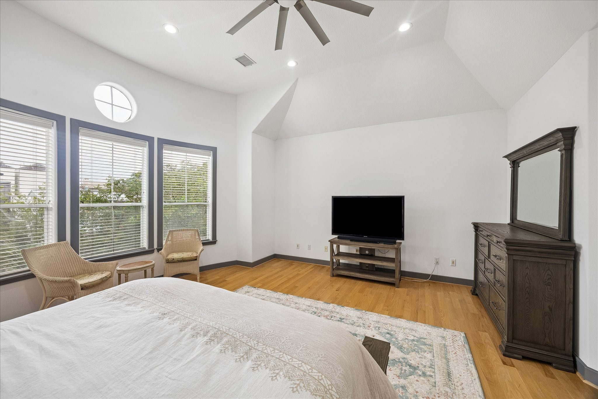 6406 Rodrigo Street, Unit B Houston, TX 77007 - Photo 18 of 27 The primary bedroom has ample space for a sitting area.