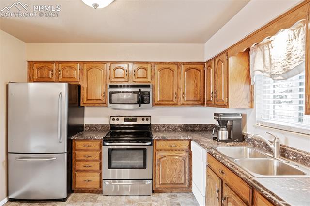 4629 Ridgeglen Road Colorado Springs, CO 80918 - Photo 9 of 26
