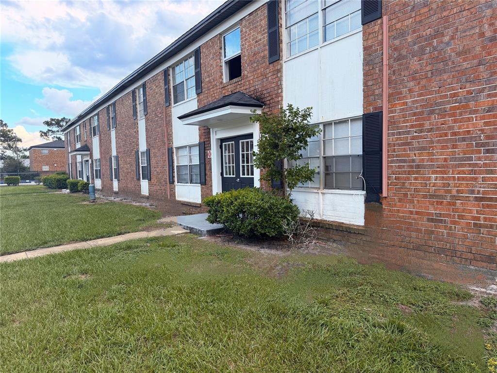 a view of a house with a yard