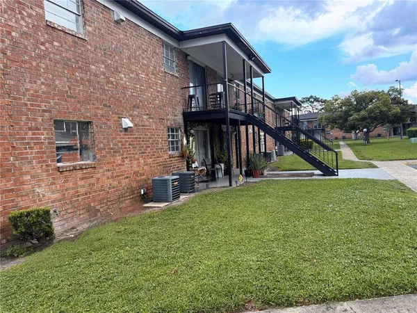 a view of a house with backyard and porch