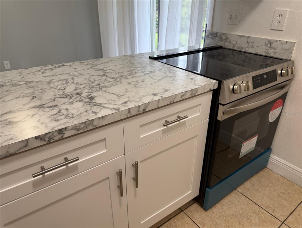 5325 Curry Ford Road, Unit G202 Orlando, FL 32812 - Photo 6 of 16 a close view of utility stove