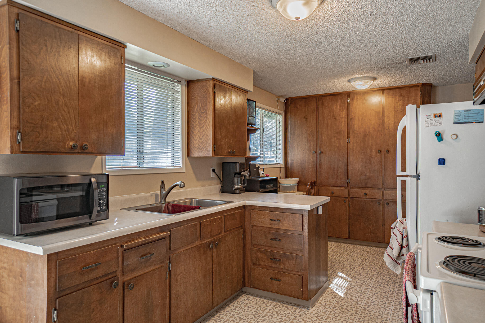 621 Upper Applegate Road Jacksonville, OR 97530 - Photo 7 of 24 Kitchen