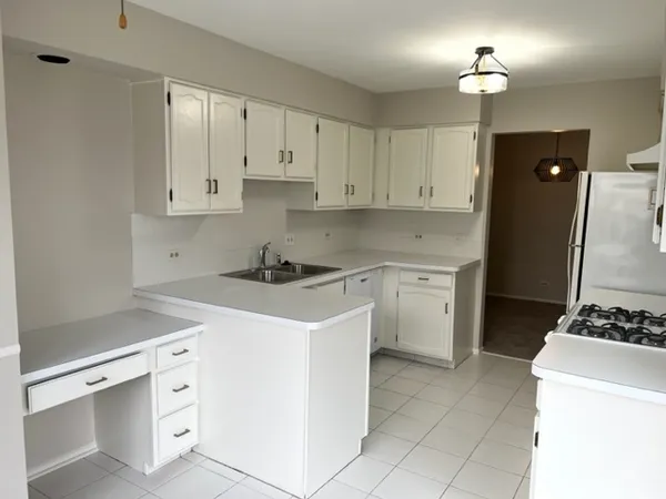 $2,600 | 1437 Clairmont Court, Unit 200, Vernon Hills, IL 60061