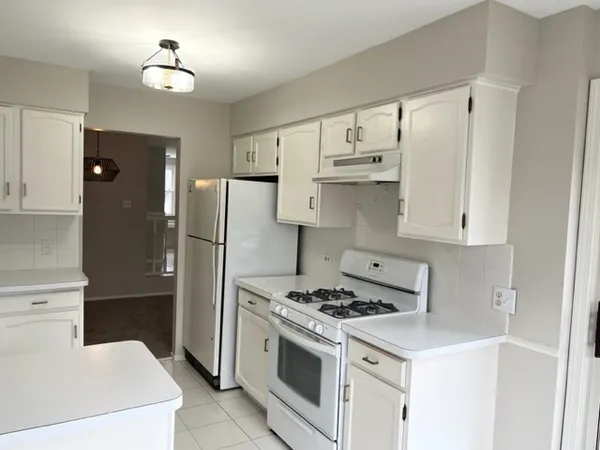 $2,600 | 1437 Clairmont Court, Unit 200, Vernon Hills, IL 60061