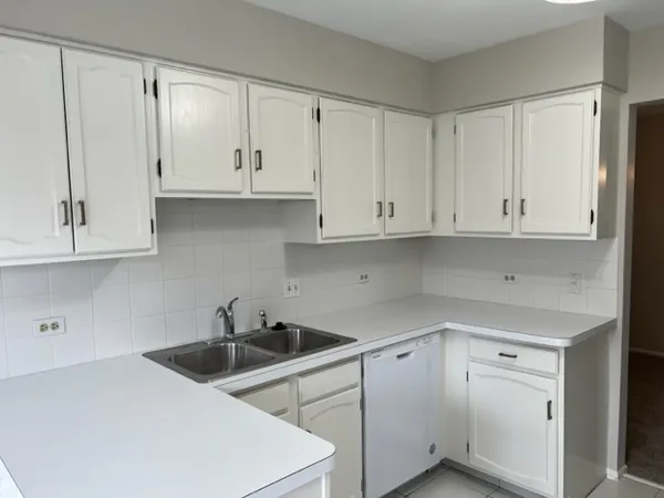 $2,600 | 1437 Clairmont Court, Unit 200, Vernon Hills, IL 60061