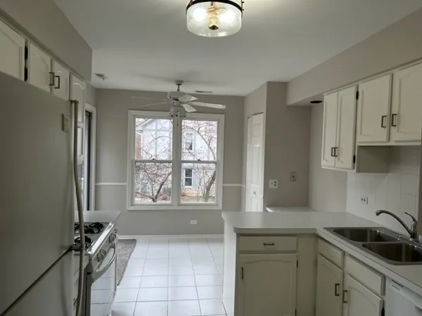 $2,600 | 1437 Clairmont Court, Unit 200, Vernon Hills, IL 60061