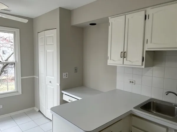 $2,600 | 1437 Clairmont Court, Unit 200, Vernon Hills, IL 60061