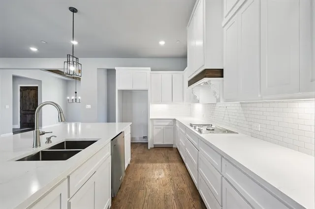 a spacious bathroom with 2 sink and a mirror