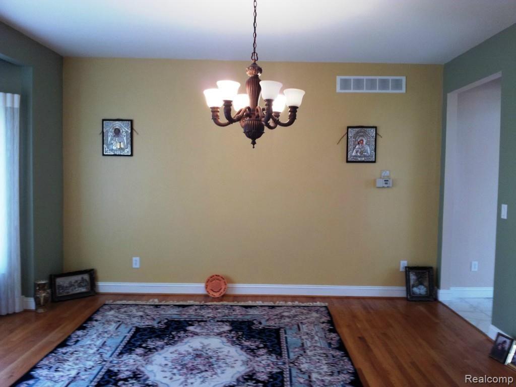 jewell - Dining Room with Bay Window & Hardwood Floor.jpg