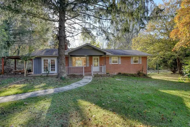 a view of a house with a backyard