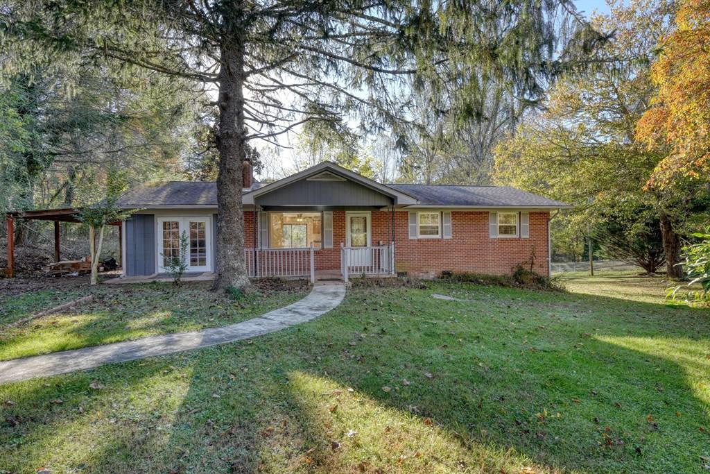 a view of a house with a backyard