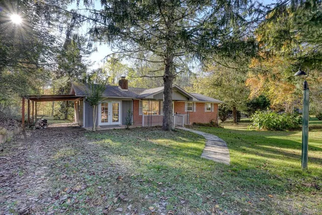 a view of a house with a yard