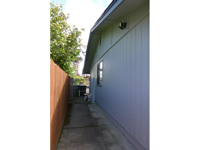 412 Camellia Court Reedsport, OR 97467 - Photo 6 of 48 a backyard of a house