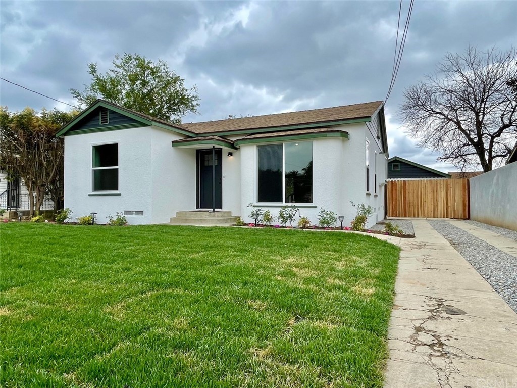 a view of a house with yard