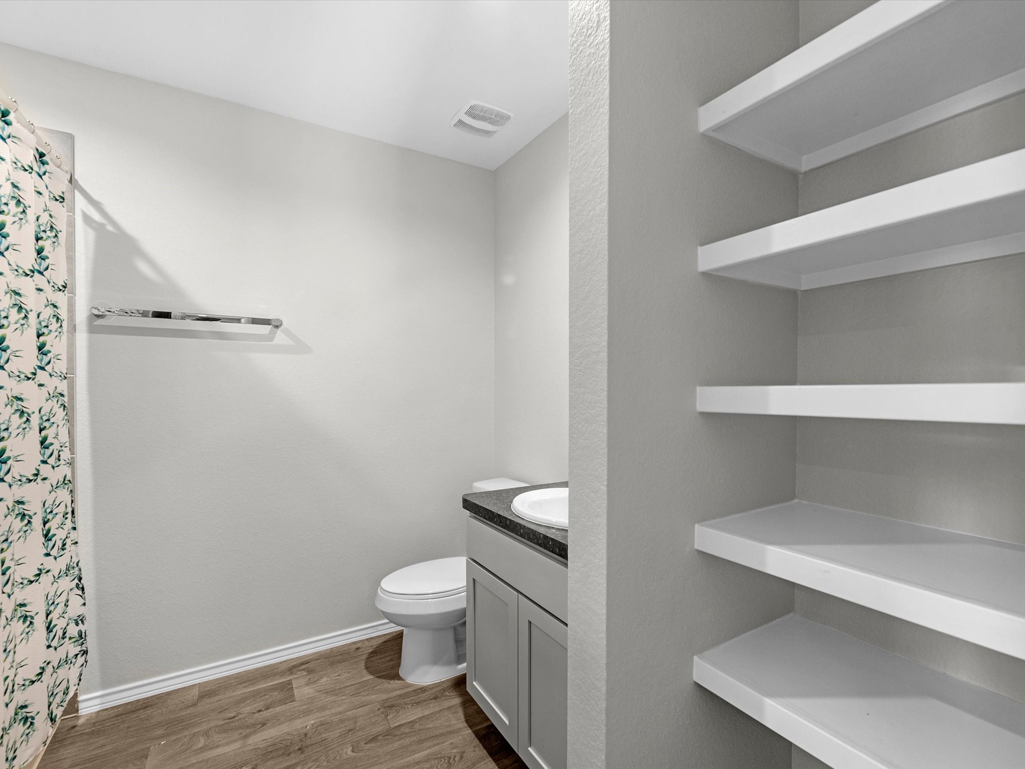 5455 Pinetree Crescent Ln Spring Spring, TX 77373 - Photo 20 of 25 Secondary full bathroom