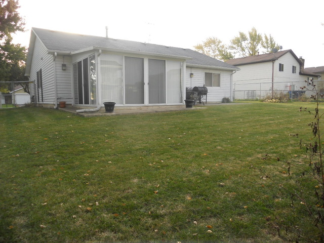 58 Pheasant Road Matteson, IL 60443 - Photo 3 of 20 a front view of a house with garden