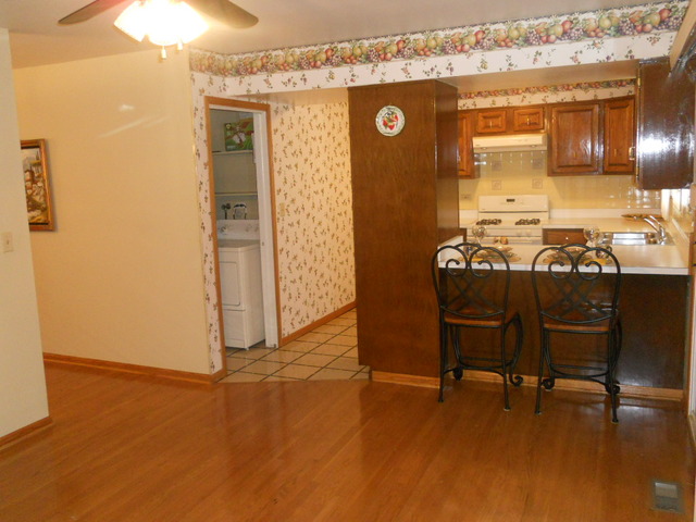 58 Pheasant Road Matteson, IL 60443 - Photo 6 of 20 a view of a livingroom with furniture