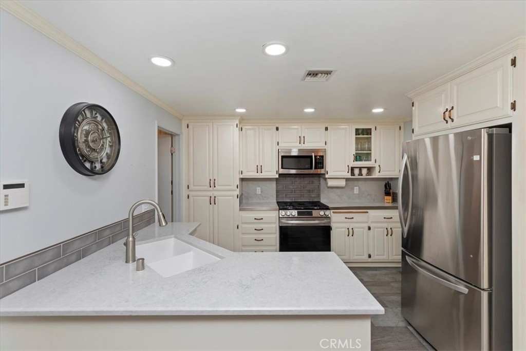 10555 Robinson Avenue Riverside, CA 92505 - Photo 25 of 65 Eat in Kitchen