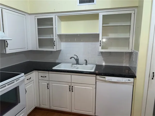 $305,000 | 321 East Main Street, Brenham, TX 77833