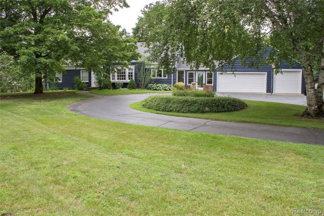 6460 North Rochester Road Rochester, MI 48306 - Photo 4 of 56 IMG_8700.jpg