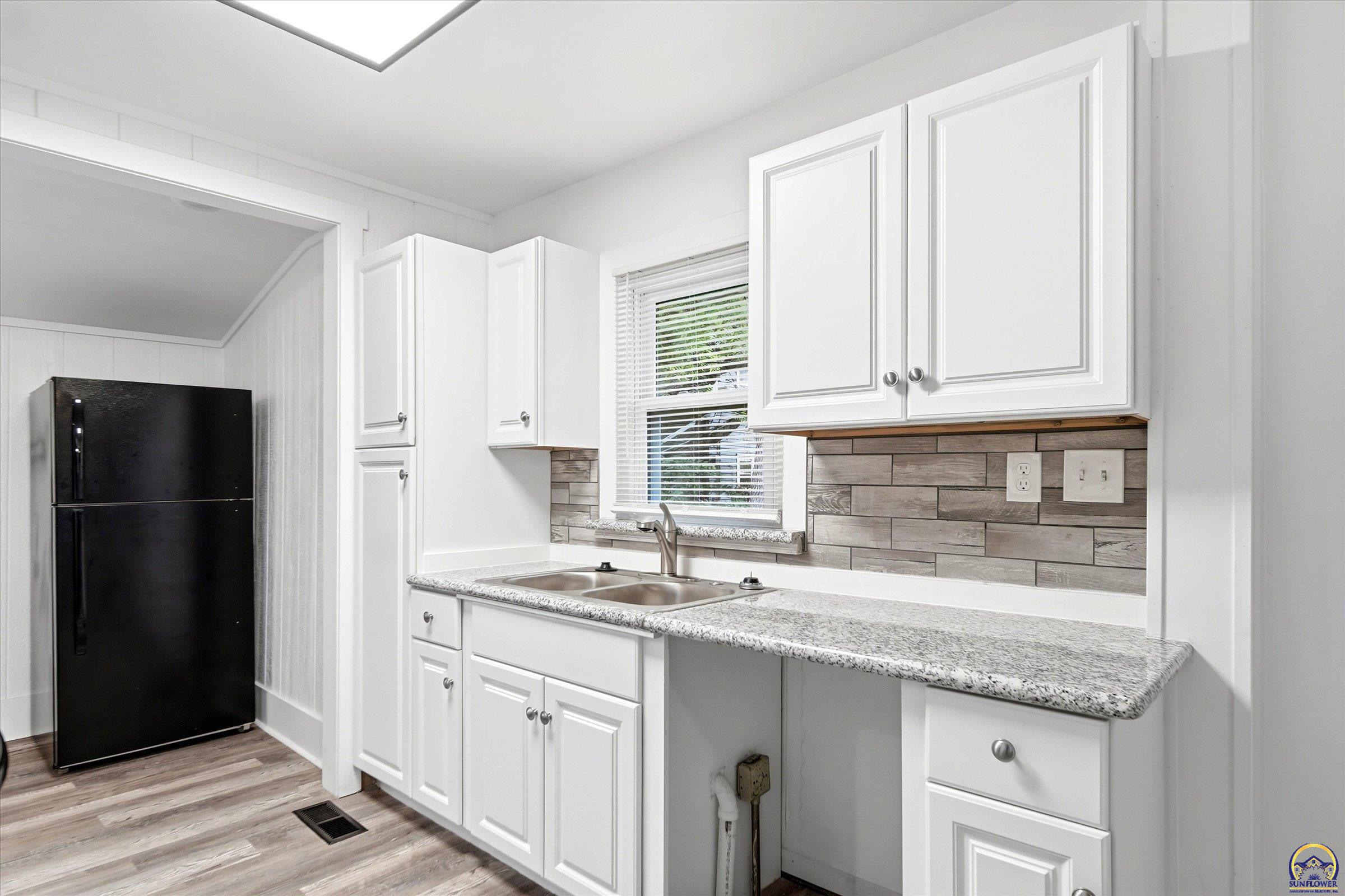 1113 Southwest Hampton Street Topeka, KS 66604 - Photo 15 of 35