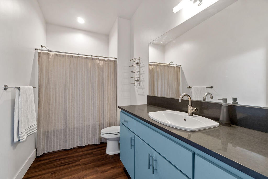 60085 Southeast Ruby Peak Loop Bend, OR 97702 - Photo 16 of 32 Guest Bathroom