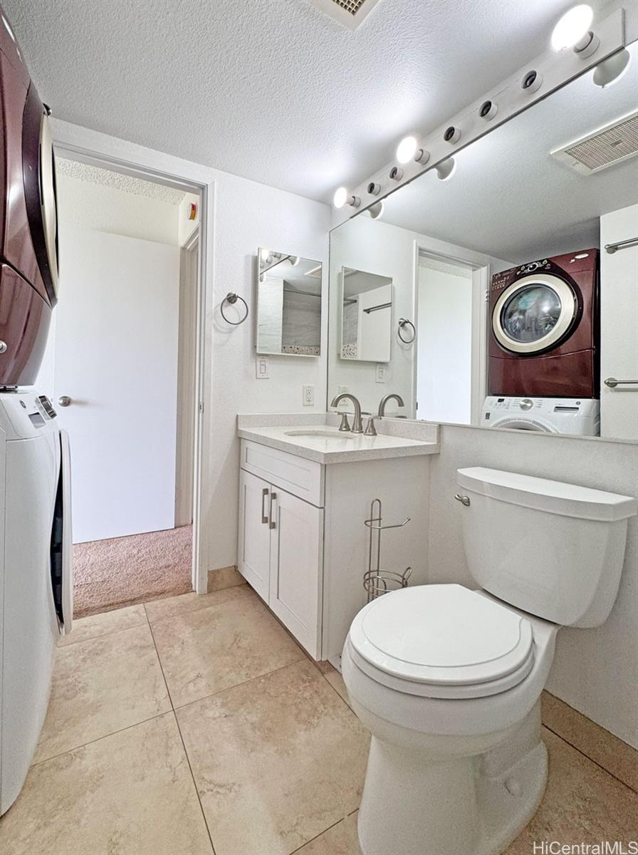 92-1150 Hame Street, Unit 8102 Kapolei, HI 96707 - Photo 16 of 19 a bathroom with a toilet a sink and a mirror