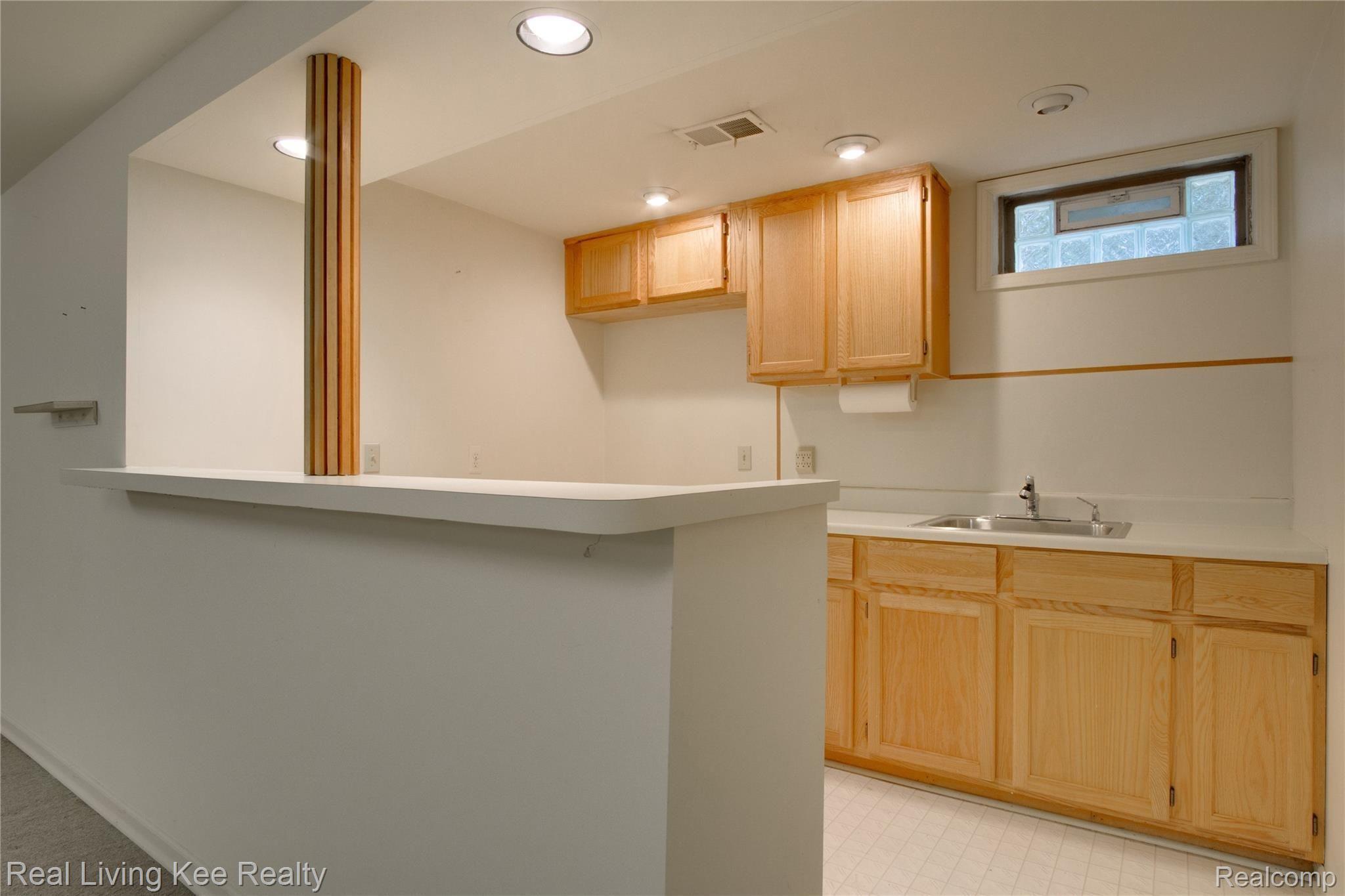 3412 Fairgrove Terrace, Unit 33 Rochester, MI 48309 - Photo 19 of 27 Rec room wet bar.jpg