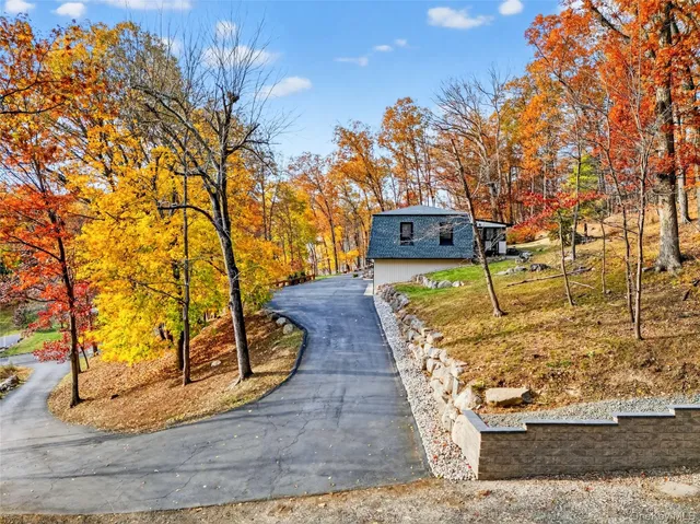 a view of a yard with a house