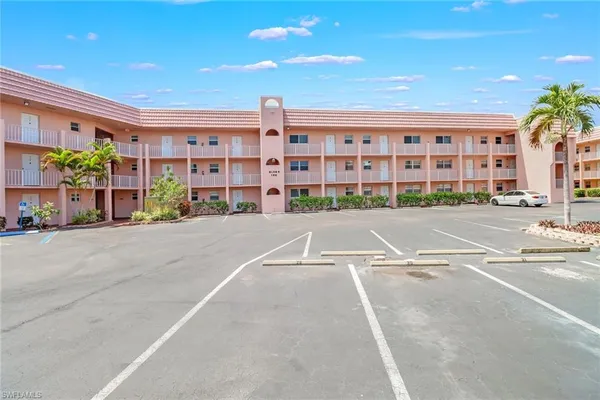 $1,998 | 190 Turtle Lake Court, Unit 6, Naples, FL 34105