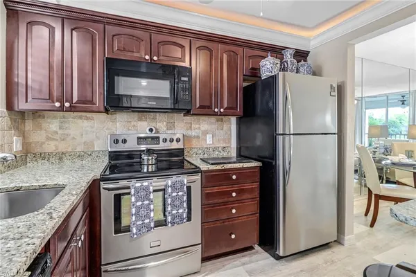 $1,998 | 190 Turtle Lake Court, Unit 6, Naples, FL 34105