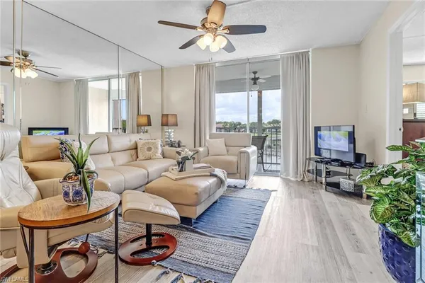 $1,998 | 190 Turtle Lake Court, Unit 6, Naples, FL 34105