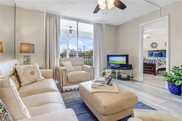 $1,998 | 190 Turtle Lake Court, Unit 6, Naples, FL 34105