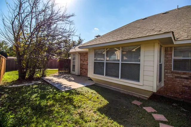 a view of a house with backyard and sitting area