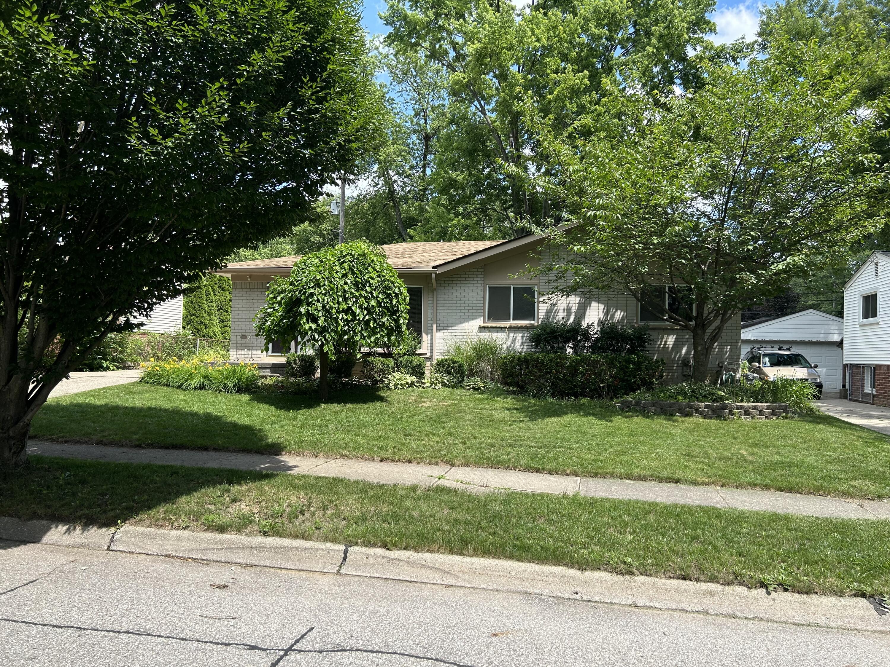 1354 Catalpa Drive Rochester, MI 48307 - Photo 2 of 33 IMG_3514