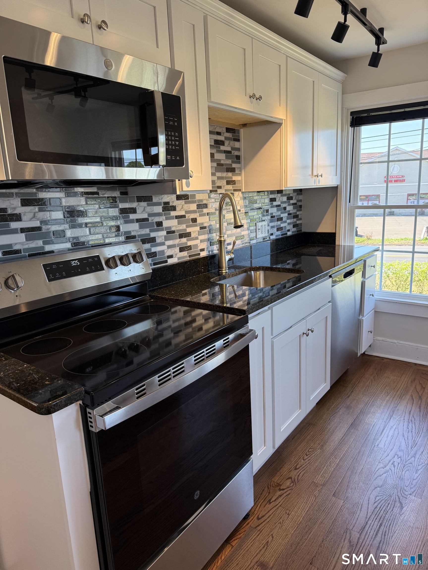 43 Boston Post Road Madison, CT 06443 - Photo 3 of 18 Brand new appliances