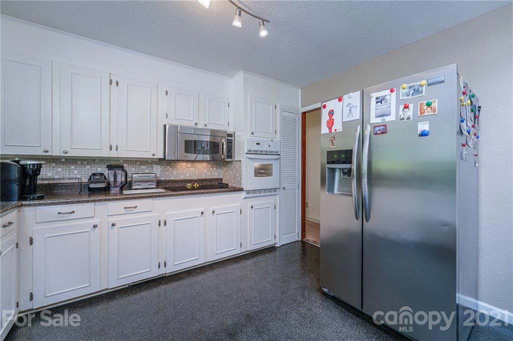 387 Connestee Road Brevard, NC 28712 - Photo 19 of 48 Gallery Image 19