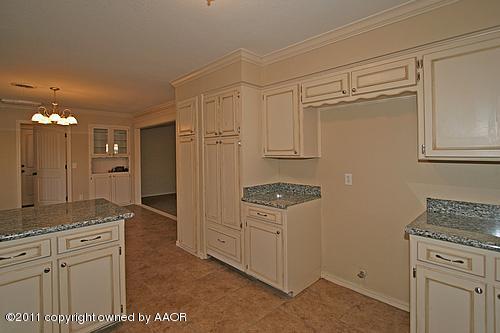 6609 Falcon Road Amarillo, TX 79109 - Photo 3 of 15 Kitchen