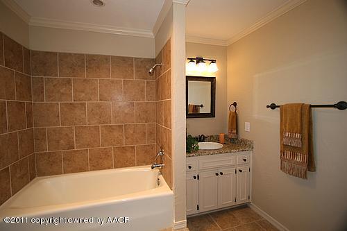 6609 Falcon Road Amarillo, TX 79109 - Photo 9 of 15 Master Bathroom