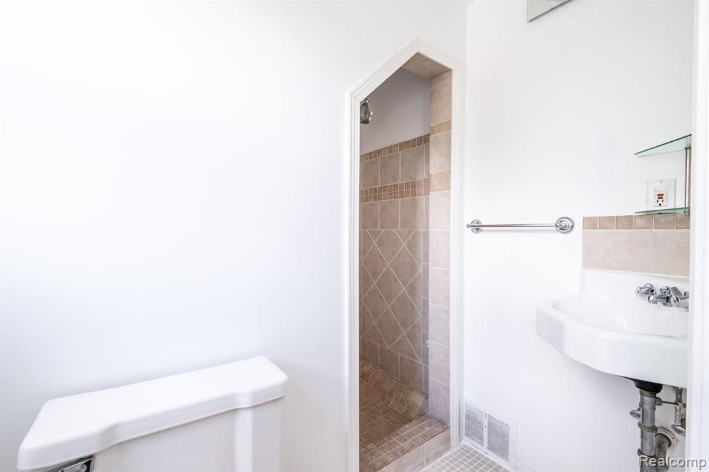 1776 Hampton Road Grosse Pointe Woods, MI 48236 - Photo 30 of 45