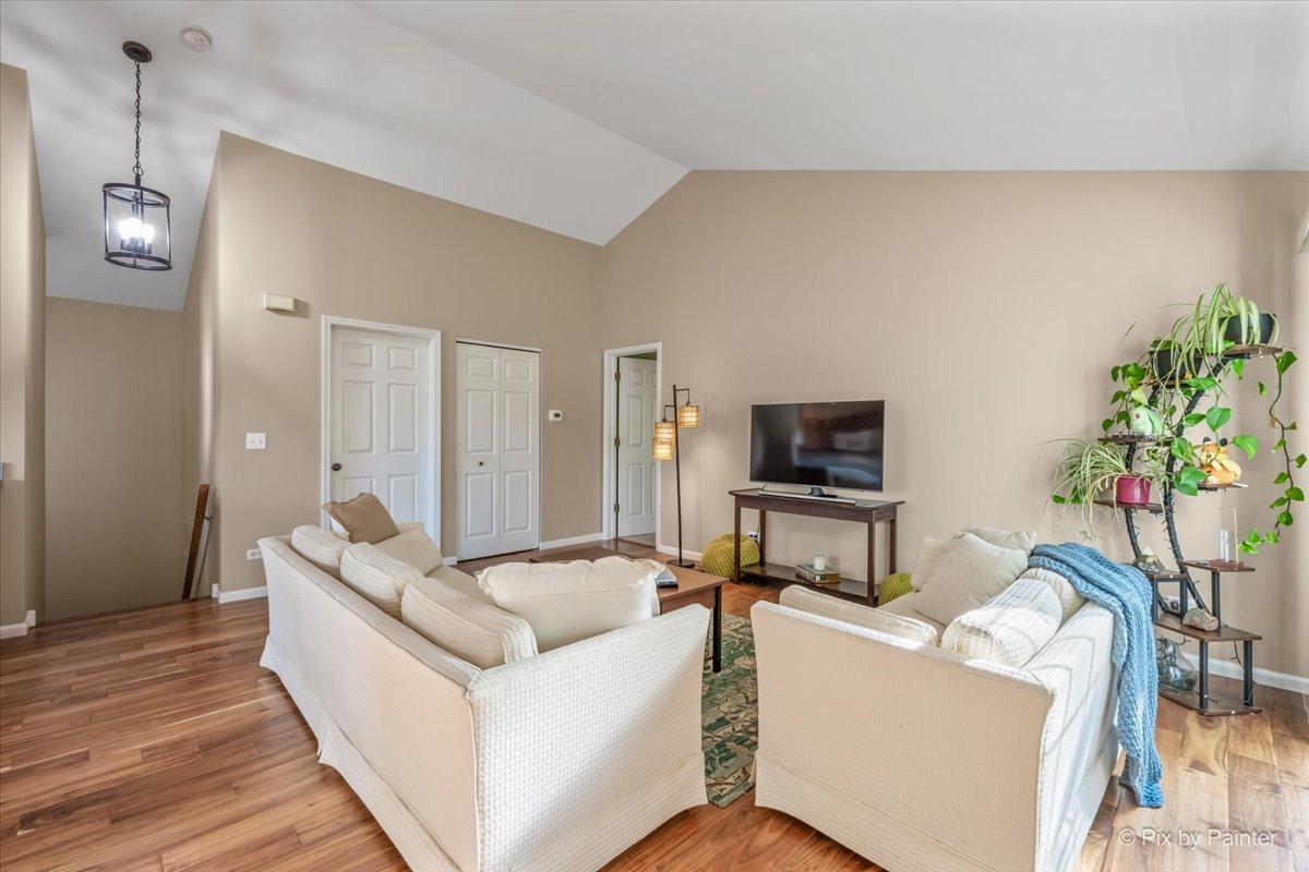 382 Crystal Ridge Drive, Unit 382 Crystal Lake, IL 60012 - Photo 5 of 22