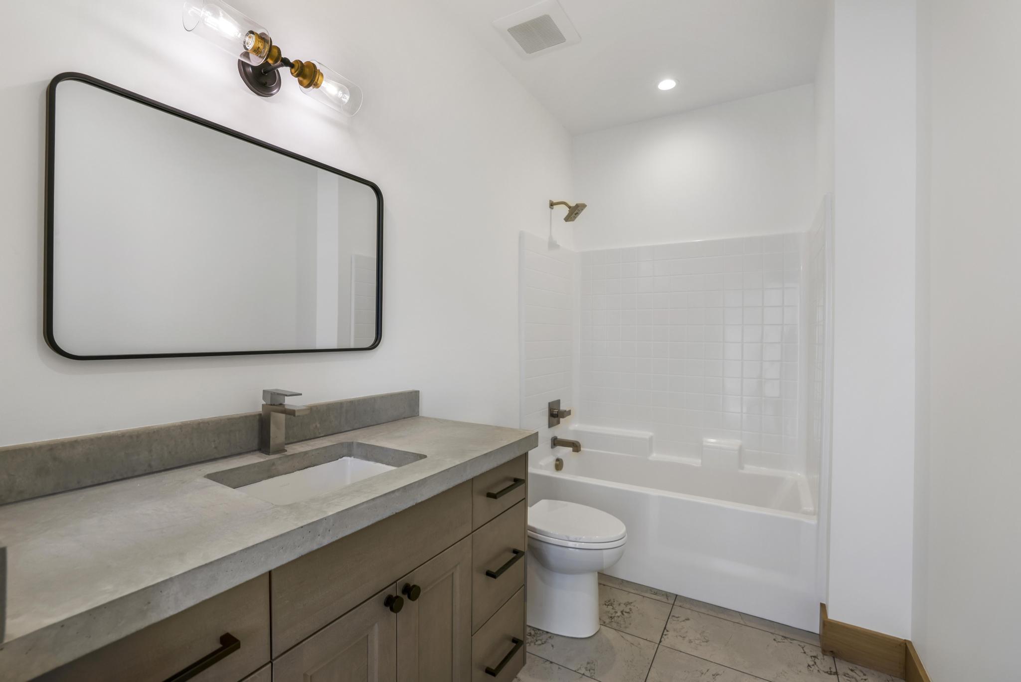 820 North 1st Avenue Hailey, ID 83333 - Photo 27 of 41 Upstairs ensuite bath