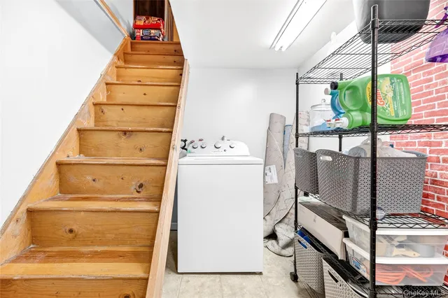 a view of entryway with a front door