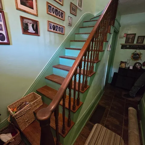 a view of entryway with an front door