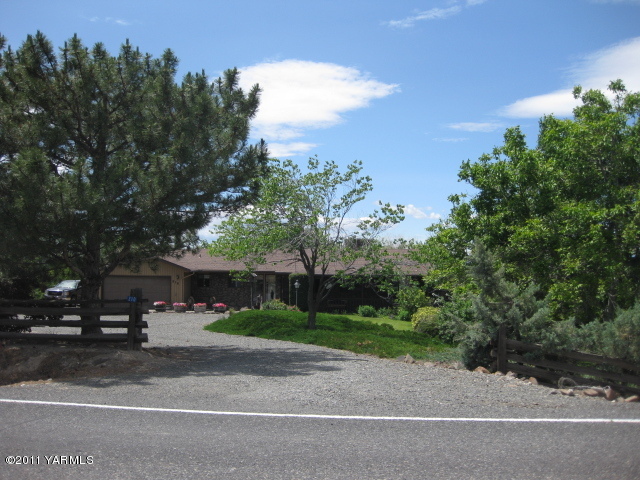 210 White Road Yakima, WA 98901 - Photo 2 of 63 a view of street with houses